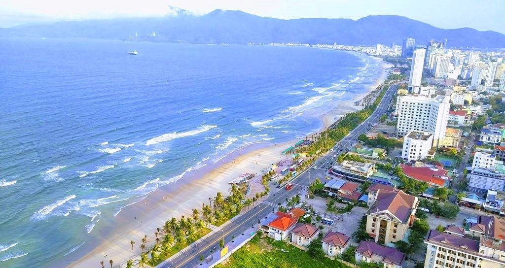 This image has an empty alt attribute; its file name is Furama-Resort-Danang-Bien-my-khe-du-lich-da-nang-1-1024x544-1.jpg